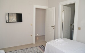 3 quartos, ferros/tábuas de passar roupa, roupa de cama