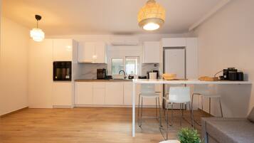 Réfrigérateur, four, cafetiÚre/bouilloire, bouilloire électrique