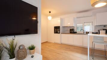 Kühlschrank, Ofen, Wasserkocher mit Kaffee-/Teezubehör, Wasserkocher