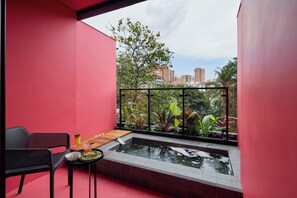 Dobbeltrom – deluxe | Dundyner, minibar, safe på rommet og blendingsgardiner