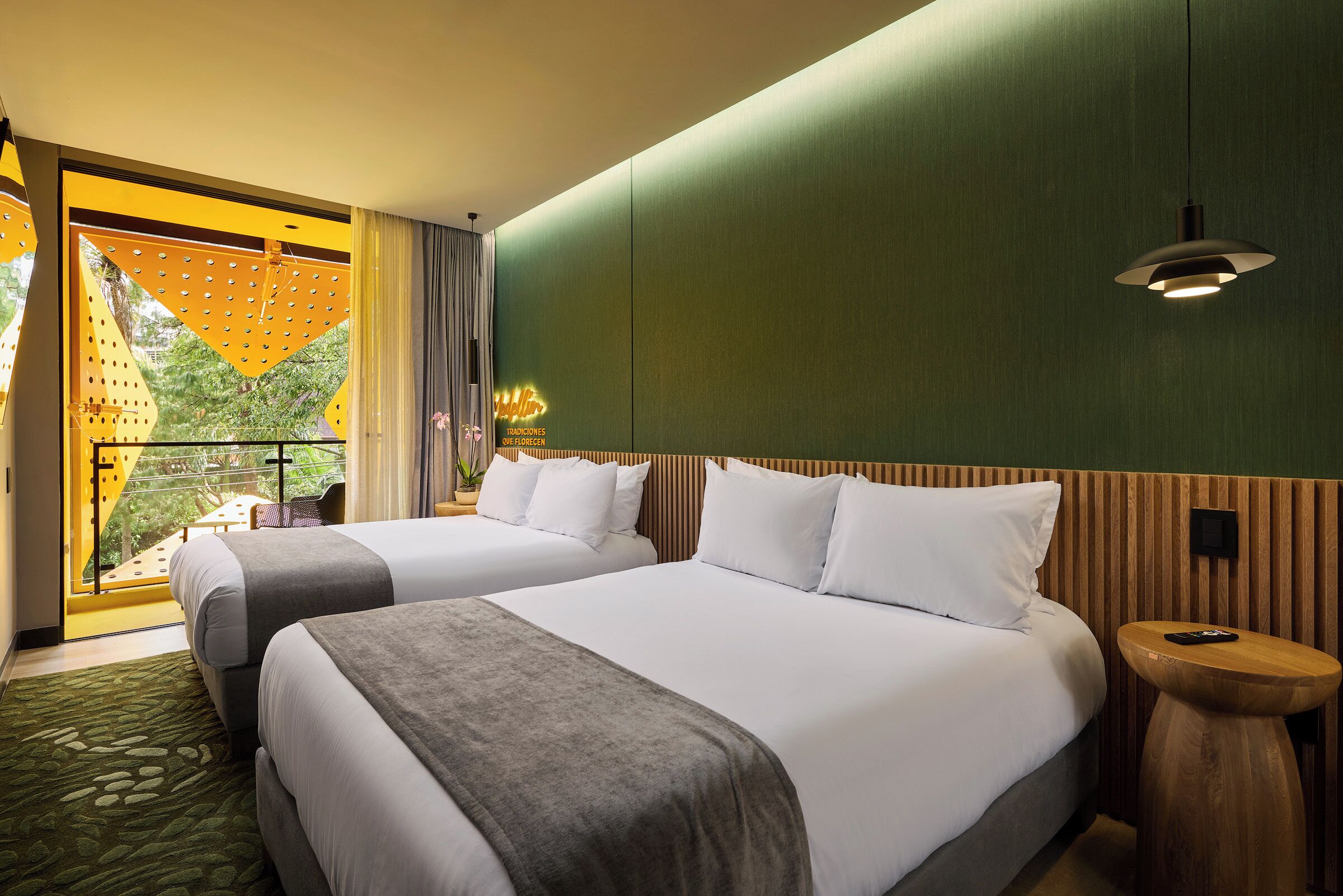 Edredón, minibar y caja de seguridad en la habitación 