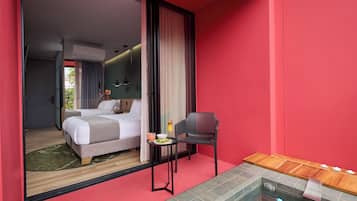 Kahden hengen deluxe-huone | Untuvapeitot, minibaari, tallelokero huoneessa, pimennysverhot