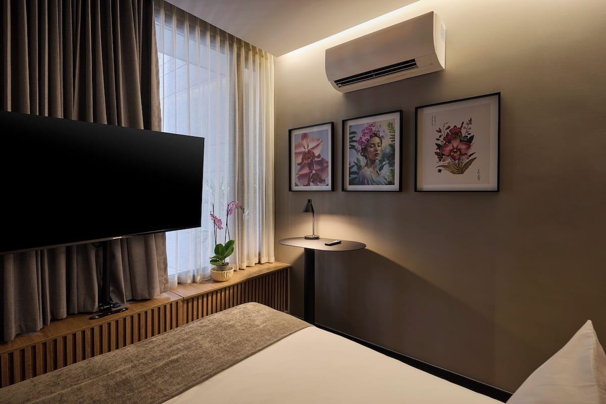Down duvets, in-room safe, blackout curtains, soundproofing