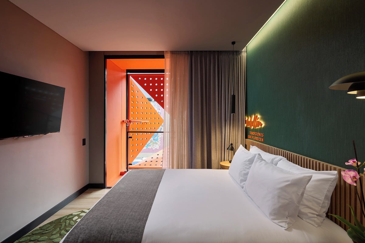 Down duvets, in-room safe, blackout curtains, soundproofing