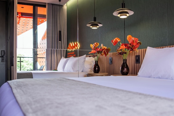 Kamar Double Standar | Selimut bulu angsa, minibar, brankas, dan tirai kedap cahaya