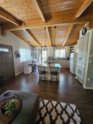 Interior - Cozy, beautifully cabin steps away from hiking and minutes from Big Bear lake (Big Bear)