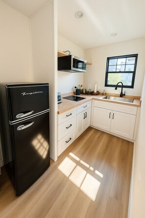 Kjøleskap, mikrobølgeovn, kokeplater og kaffetrakter/tekoker