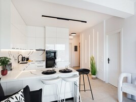 Apartamento superluxo, vista para o mar, ao lado da piscina | Opções para refeição no quarto