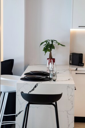 Luxury-Apartment, Meerblick, Poolseite | Eigene Küche | Großer Kühlschrank, Mikrowelle, Ofen, Herdplatte