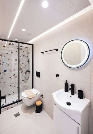Apartament de luxe, vistes al mar | Bany | Assecador de cabells, tovalloles, sabó i xampú 