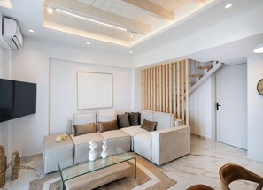 Luxus kétszintes, kilátással a tengerre | Nappalirész | 50 hüvelyk képátmérőjű tévé, amelyen többféle digitális csatorna nézhető