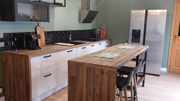 A modern kitchen with a central island, a built-in oven, and a refrigerator. - Vacation cottage with heated pool in the heart of the Ibie Valley. (Saint-Maurice-d'Ibie)