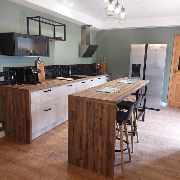 Fridge, microwave, oven, stovetop