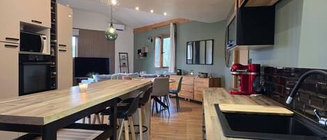 Réfrigérateur, four à micro-ondes, un four, surface de cuisson