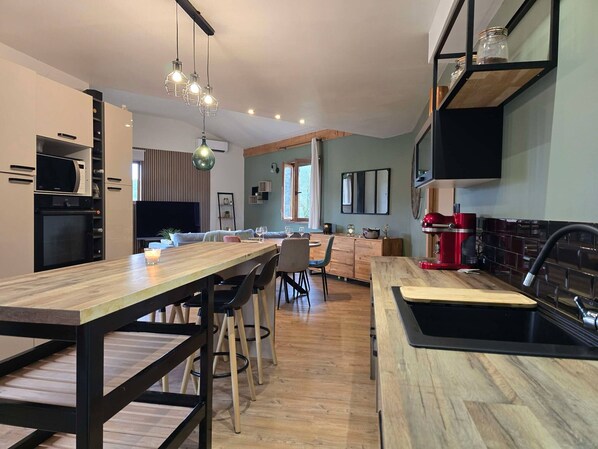 Kühlschrank, Mikrowelle, Ofen, Herdplatte