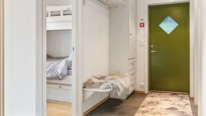 A bedroom with a bunk bed, a dresser, and a green door. - Stunning view, ski-in/ski-out, 3 bedrooms – Valdres (Aurdal)