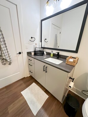 Sèche-cheveux, serviettes fournies, papier toilette