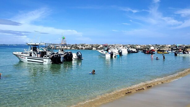 A marina with boats docked along the shore, clear blue water, and a sandy beach. - Cozy studio in charming Aguadilla with AC, WiFi (Aguadilla)