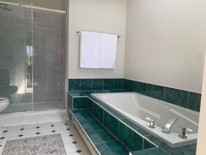 Banheira de hidromassagem, secador de cabelo, toalhas de banho, sabonete