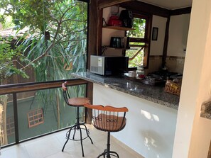 Geladeira, micro-ondas, fogão, cooktop