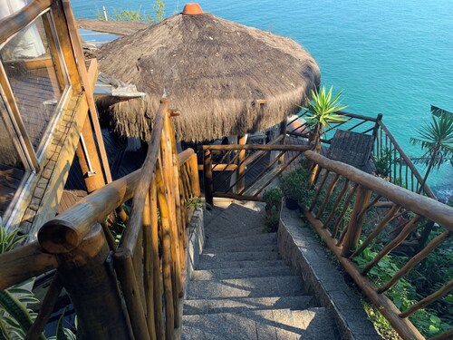 House on Curral beach in Ilhabela, with pool and barbecue. Two suites.