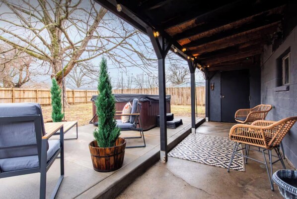 Terrace/patio - Charming house, sleeps plenty with Hot Tub and large backyard and fire pit (Jeffersonville)