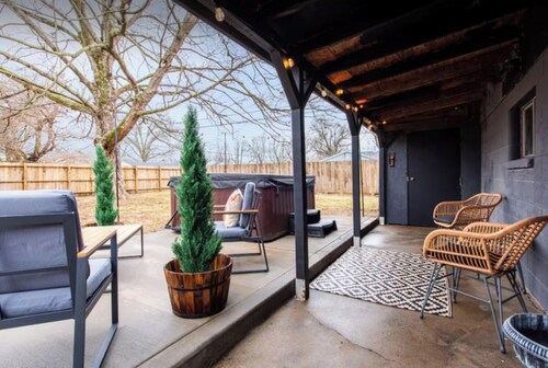 Charming house, sleeps plenty with Hot Tub and large backyard and fire pit