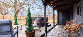 Charming house, sleeps plenty with Hot Tub and large backyard and fire pit