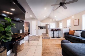 Smart TV - Charming house, sleeps plenty with Hot Tub and large backyard and fire pit (Jeffersonville)