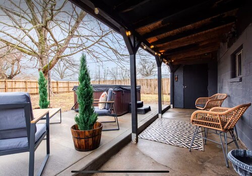 Charming house, sleeps plenty with Hot Tub and large backyard and fire pit