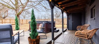 Charming house, sleeps plenty with Hot Tub and large backyard and fire pit