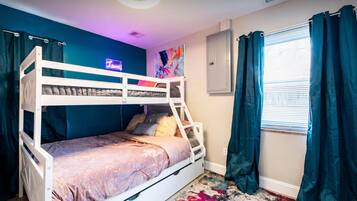 2 bedrooms, in-room safe, desk, iron/ironing board