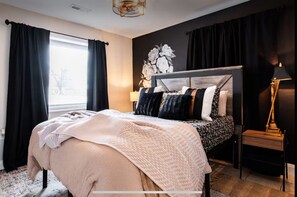 2 bedrooms, in-room safe, desk, iron/ironing board - Charming house, sleeps plenty with Hot Tub and large backyard and fire pit (Jeffersonville)