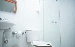 Dusche, HandtĂŒcher, Seife, Toilettenpapier