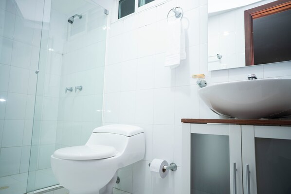 Dusche, HandtĂŒcher, Seife, Toilettenpapier