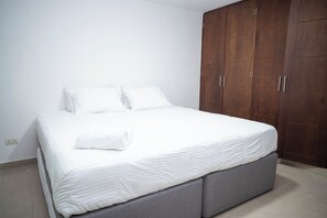 2 Schlafzimmer, Bügeleisen/Bügelbrett, Bettwäsche