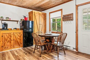 Dining - Private Hot Tub • Fire Pit • Hammock • Stargazing Deck in the Woods • Starlink (Sevierville)