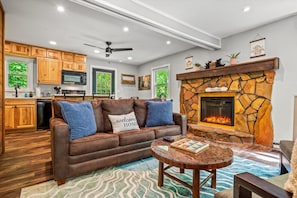 Smart-TV, Kamin, DVD-Player, Bücher