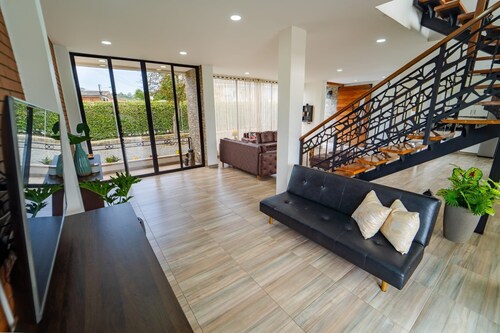 House or villa in Pereira near the airport for up to 20 people 5 bedrooms