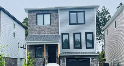 Cozy Private Walk-in Basement | Bed, Living Room & Kitchenette!