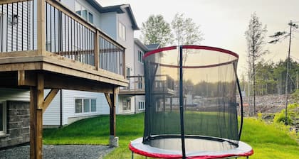 Cozy Private Walk-in Basement | Bed, Living Room & Kitchenette!