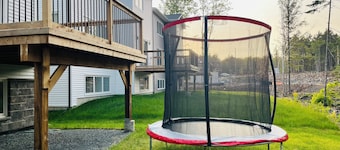 Cozy Private Walk-in Basement | Bed, Living Room & Kitchenette!