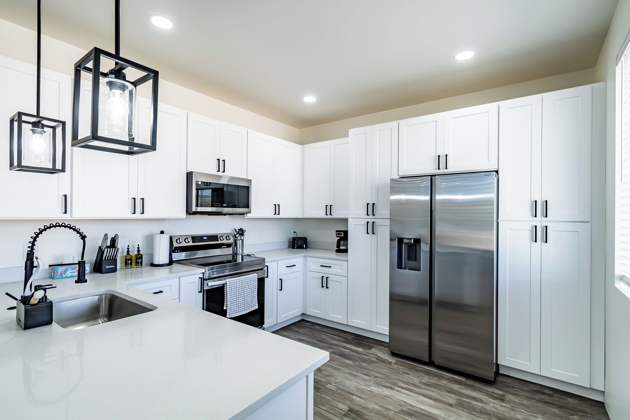 Frigorífico, microondas, horno y placa de cocina