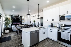 Fridge, microwave, oven, stovetop - Modern Family Friendly Lake Powell Gateway-Hot Tub-2 King Masters-EV Charger (Page)