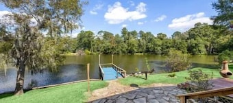 Kayak & Cast - Sunset S’mores-Private Spring-fed Lake Escape - Pet Friendly