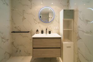 Een douche, handdoeken