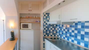 Fridge, microwave, coffee/tea maker, toaster