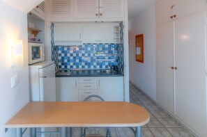 Kühlschrank, Mikrowelle, Wasserkocher mit Kaffee-/Teezubehör, Toaster