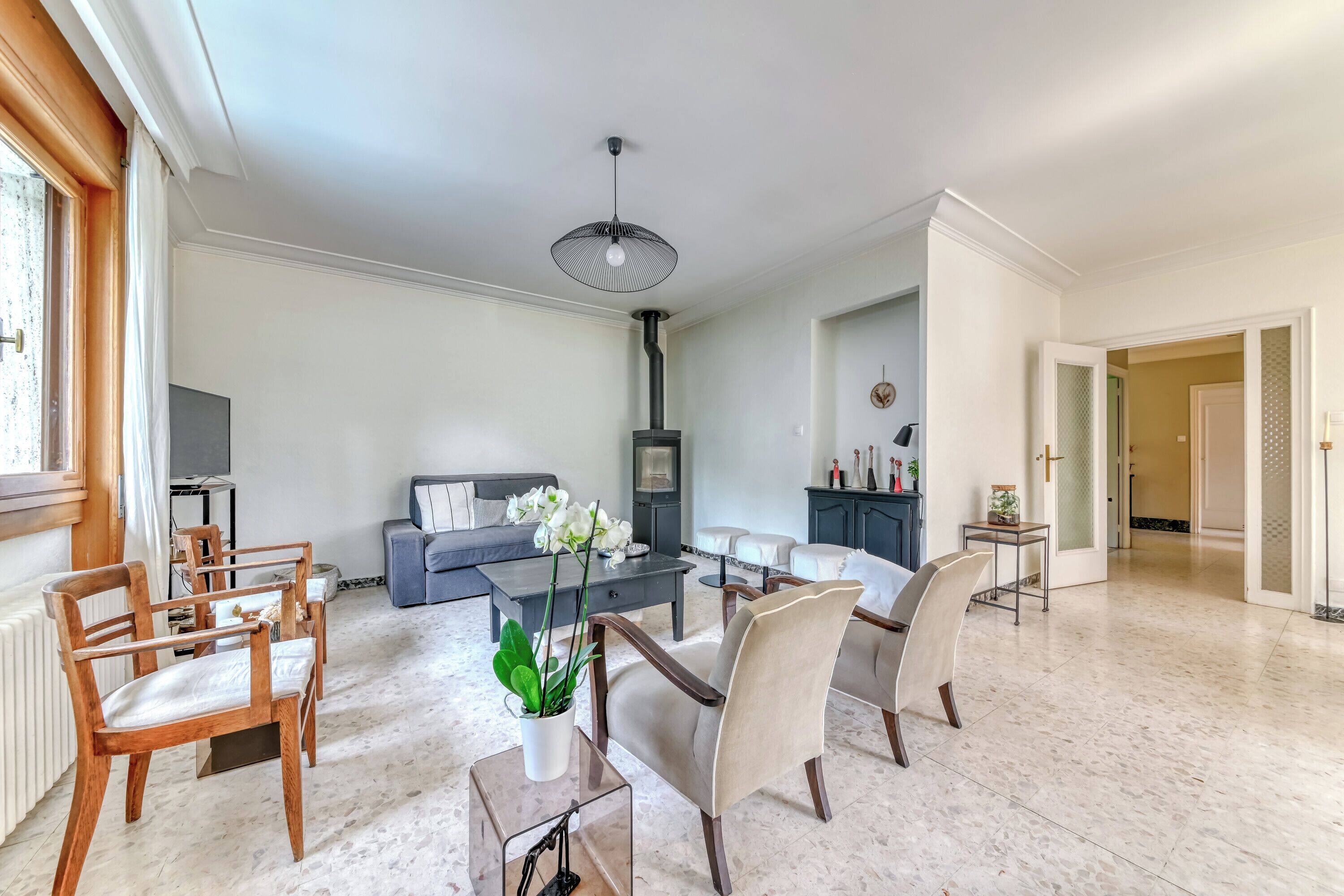 Télévision, cheminée, lecteur de DVD