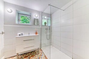 Shower, free toiletries, hair dryer, towels - Villa Les sabines - Welkeys (Écully)